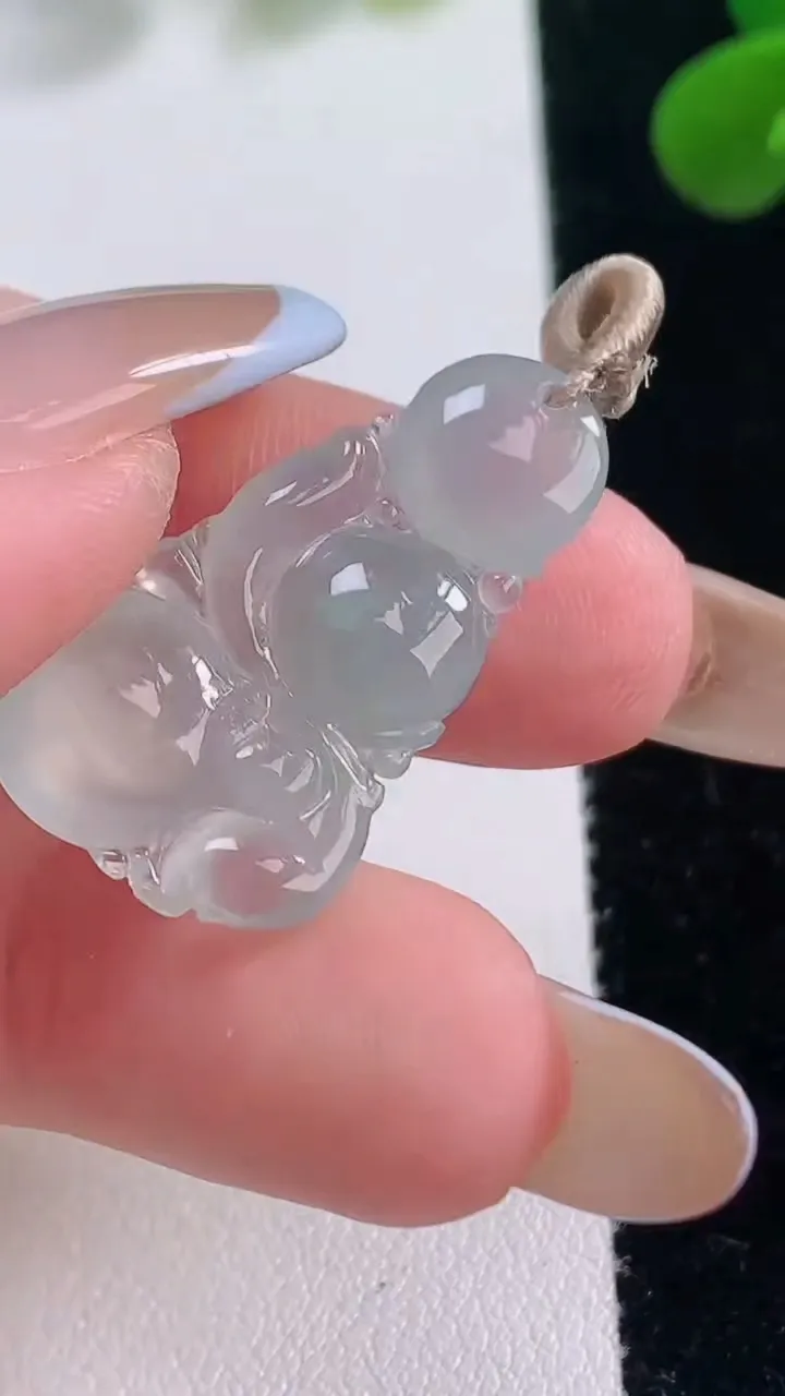 天然A货翡翠生肖猴吊坠，尺寸26.7-16-5.4，重量:3.39g
11月18日