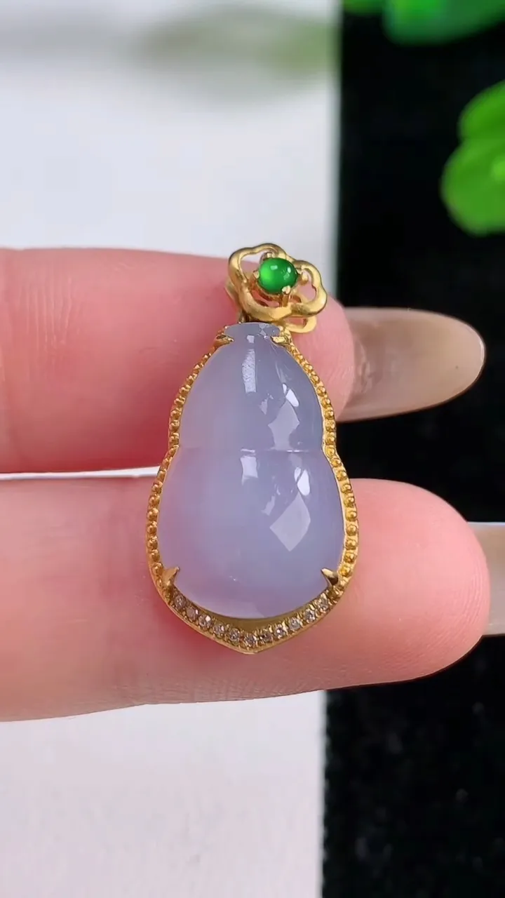 天然A货翡翠18K金紫罗兰葫芦吊坠，尺寸26-13-7.2，裸石17.3-11重量:2.77g
11