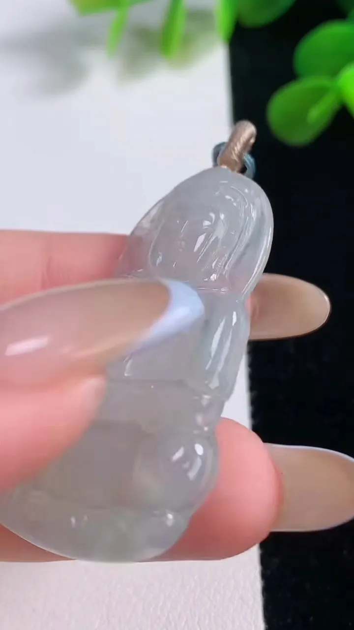 天然A货翡翠观音菩萨吊坠，尺寸43-26.3-3.9，重量:7.93g
11月18日