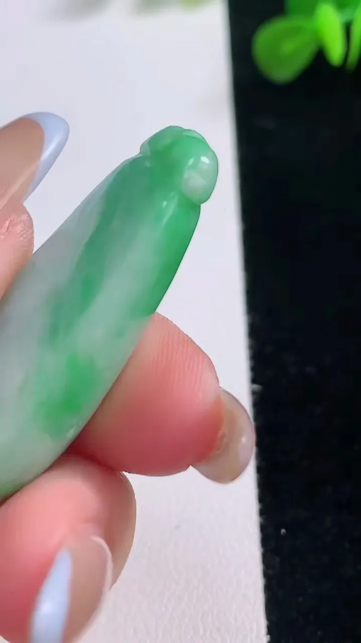 天然A货翡翠福瓜吊坠，尺寸44.2-19.3-11.3，重:17.26g
11月18日