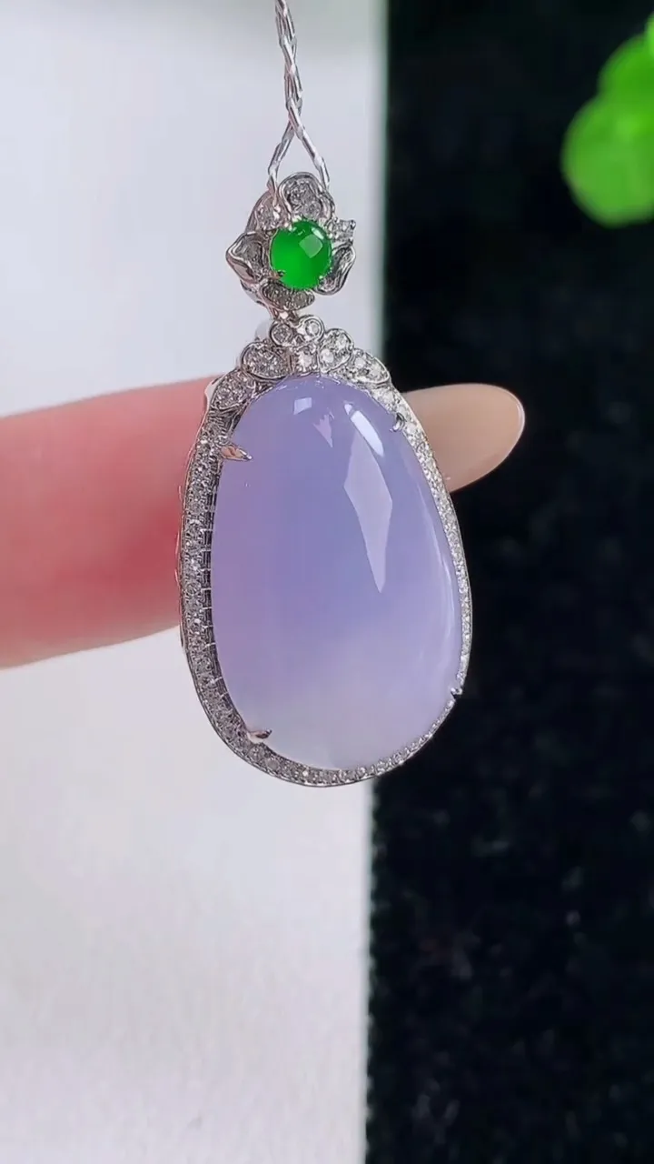 天然A货翡翠18K金紫罗兰福瓜吊坠，尺寸29.5-14.5-8.6，裸石18.8-11.8重量:3.67g
11月18日