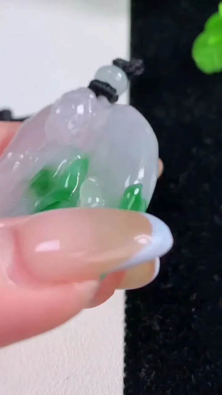 天然A货翡翠观音菩萨吊坠，尺寸46.2-38.5-7.9，重量:30.21g
11月18日