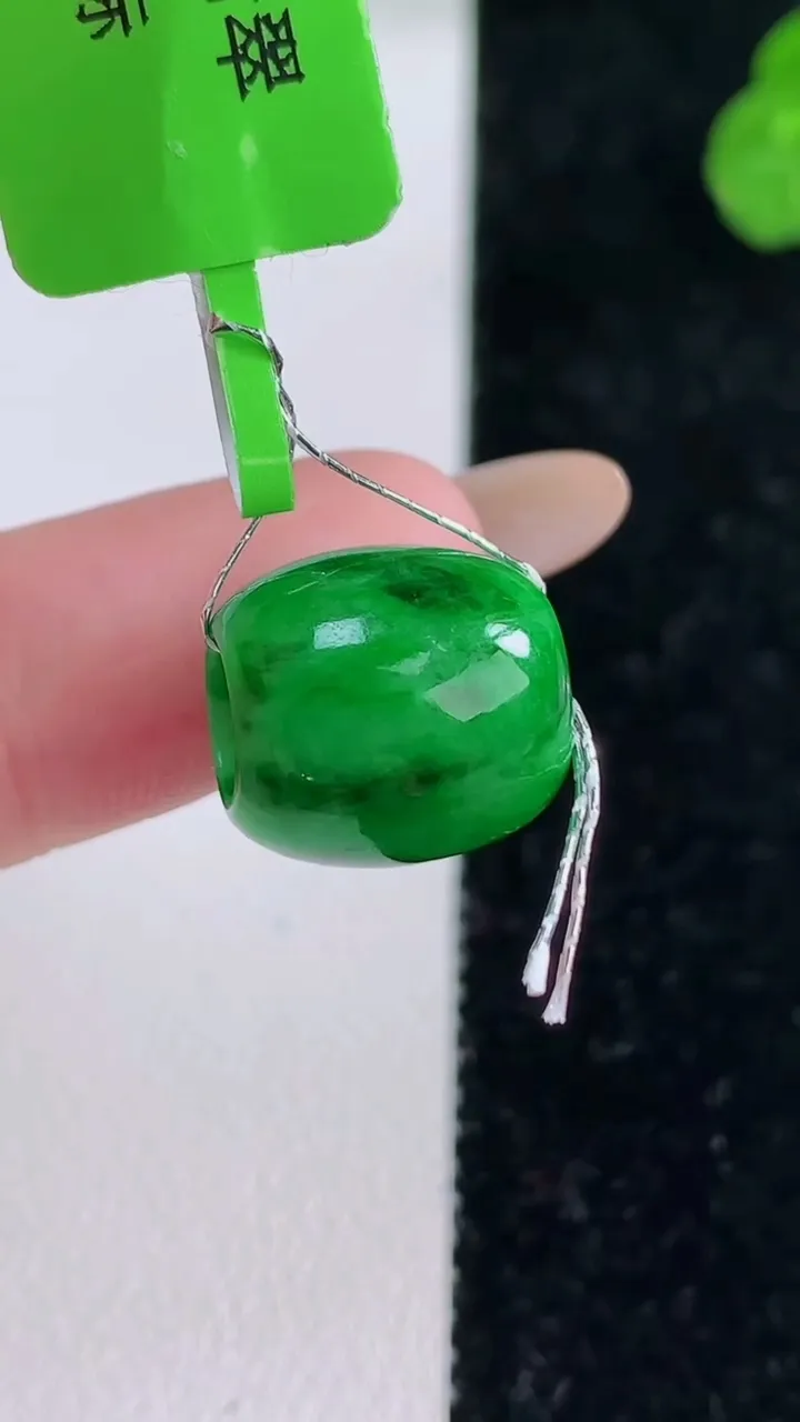 天然A货翡翠路路通吊坠，尺寸12.8-12.2，重量:3.06g
11月18日