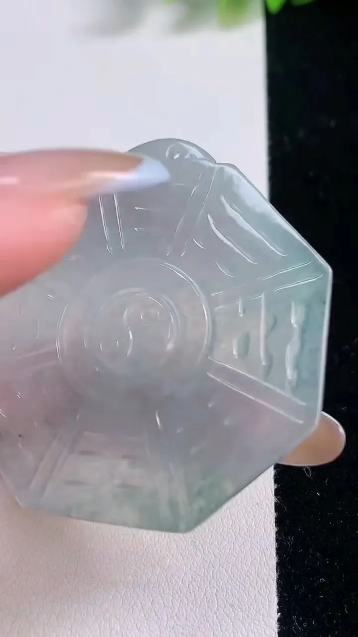 天然A货翡翠冰种飘花八卦牌吊坠，尺寸48.6-45.4-2.4，重量:14.06g
11月18日