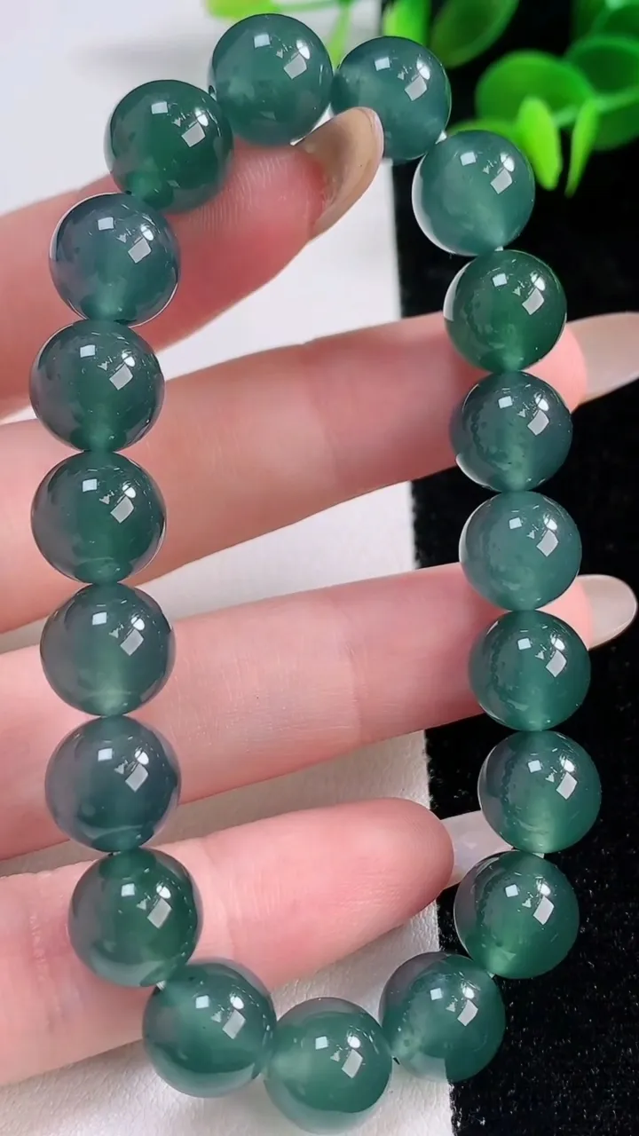 天然A货翡翠圆珠手串，尺寸10-19颗，重:33.05g11月18日
工厂直销收藏佳品,种好水足，色泽均匀，有种有色，上手高大气！