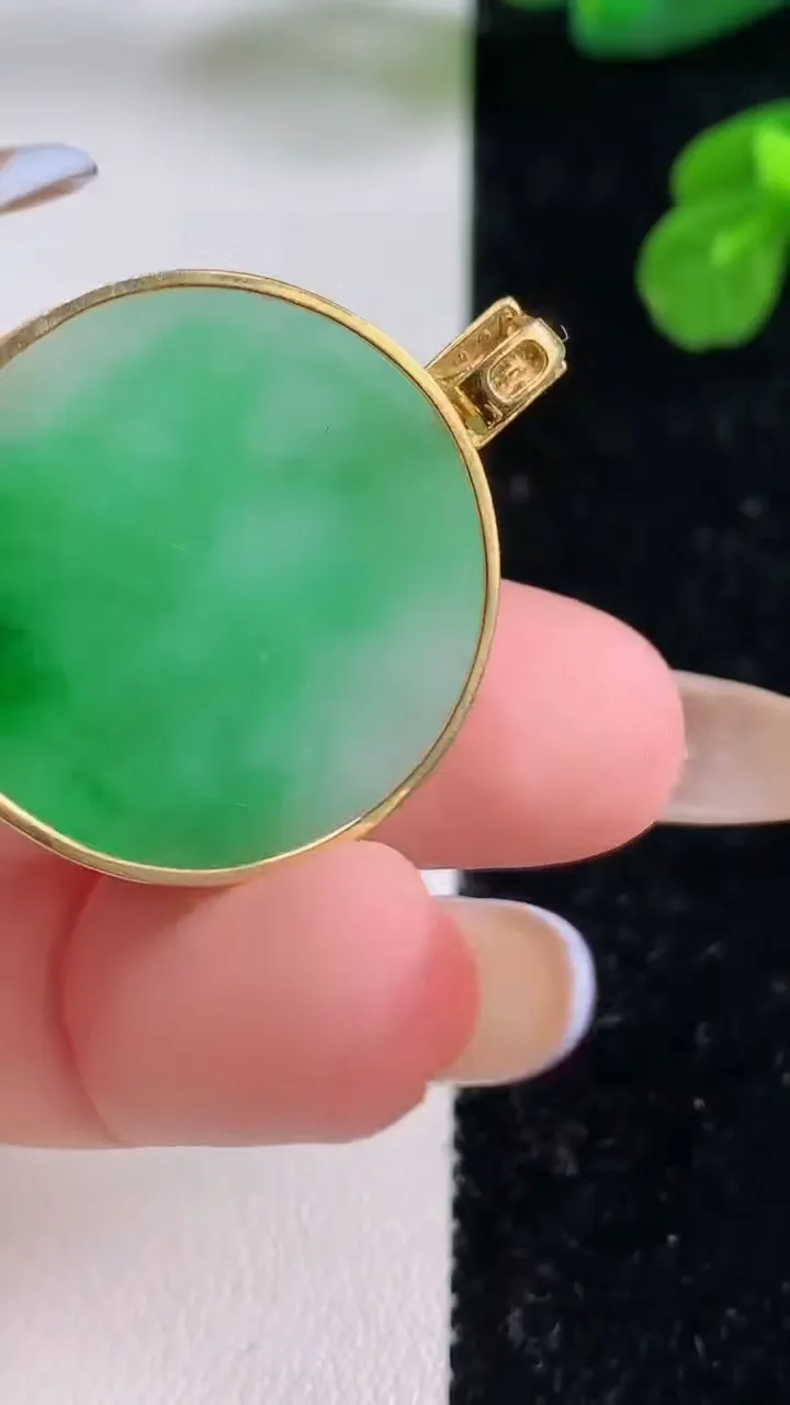 天然A货翡翠无事牌吊坠，尺寸26.3-4.2，重量:7.85g
11月18日