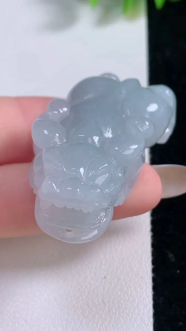 天然A货翡翠貔貅吊坠，尺寸47.2-23-12.7，重量:31.95g
11月18日