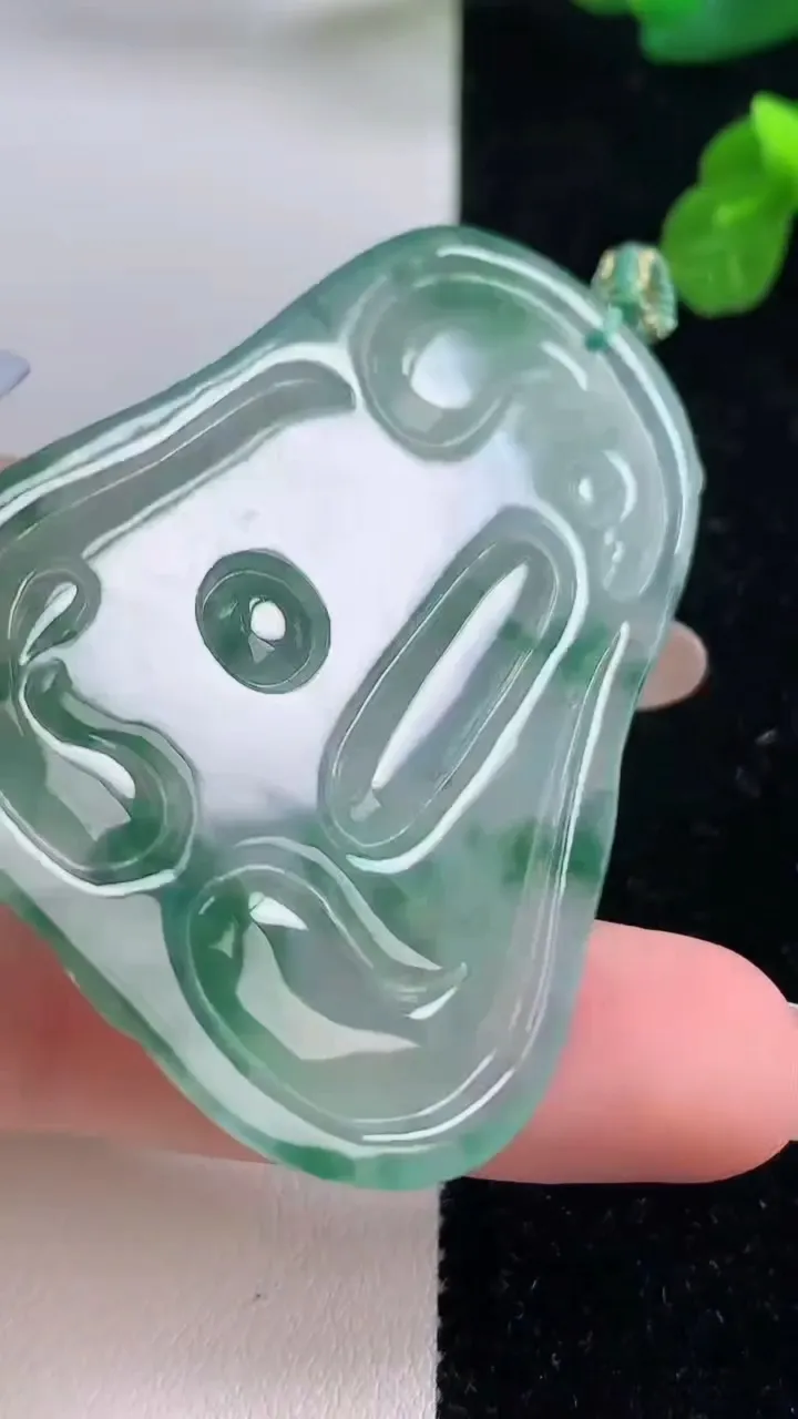 天然A货翡翠种飘花文殊菩萨吊坠，尺寸58.4-42.4-5.9，重量:25.19g
11月18日