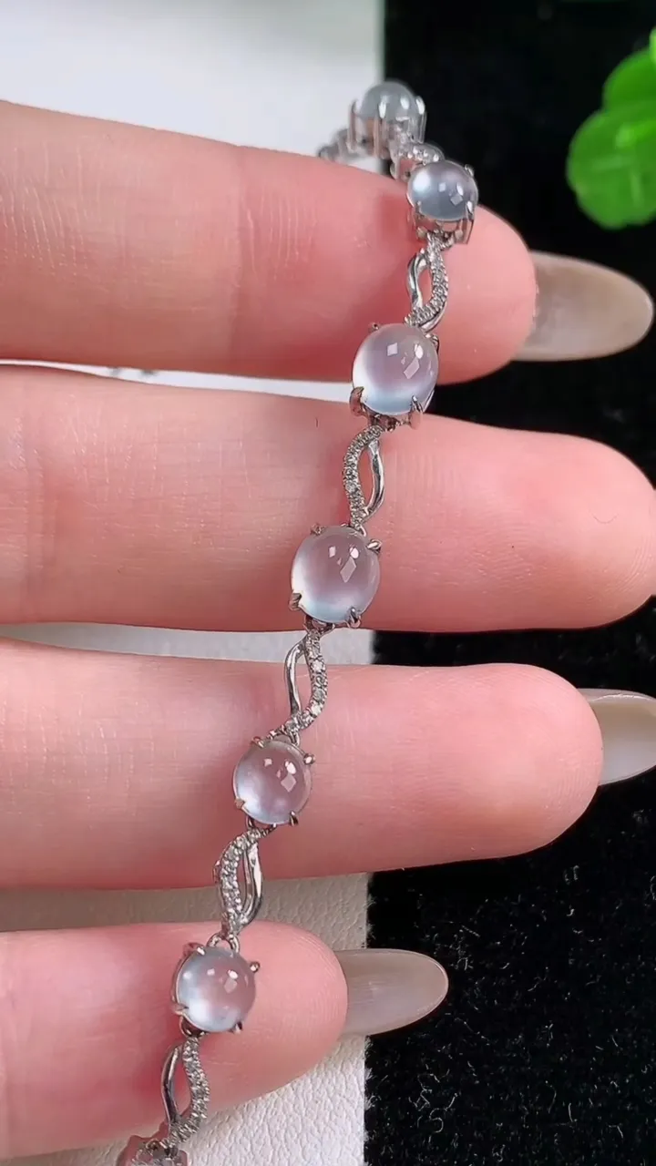 天然A货翡翠种白冰蛋面手链，尺寸5.8-4.9，重量:5.13g
11月18日