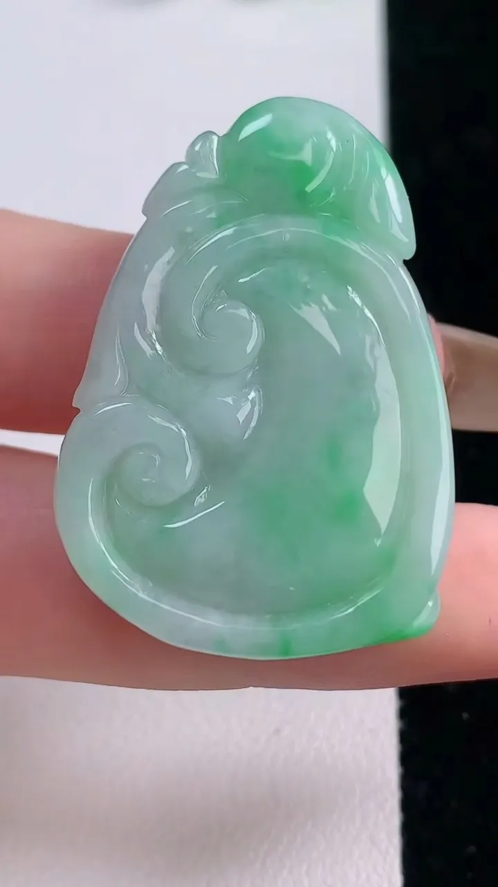 天然A货翡翠如意吊坠，尺寸38.2-26.7-6.4，重量:13.73g
11月18日