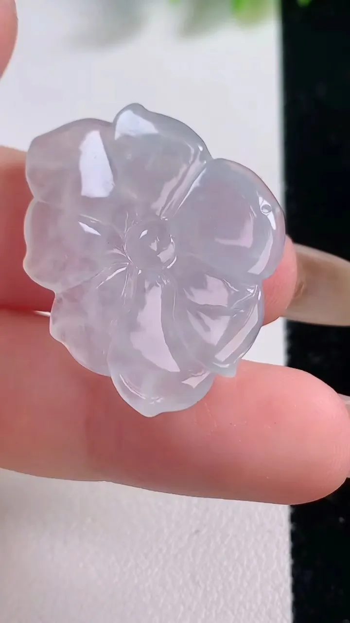 天然A货翡翠和和美美 荷花吊坠，尺寸23.7-28.6-5.4，重量:6.46g
11月18日