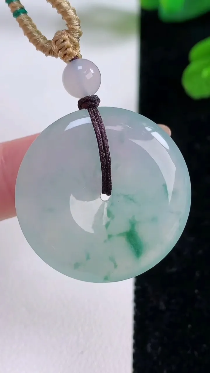 天然A货翡翠冰种飘花平安扣吊坠，尺寸29.4-5.5，重量:13.05g
11月18日