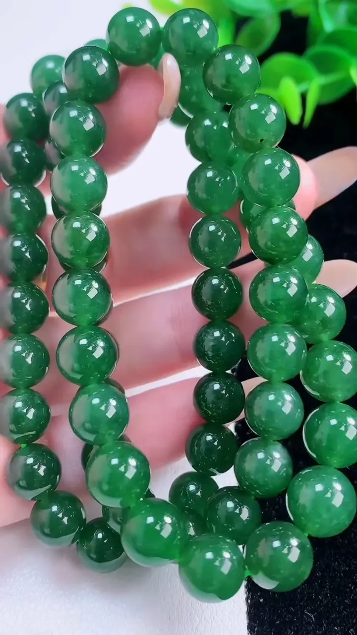 天然A货翡翠圆珠项链，尺寸9.3-65颗，重:71.12g11月18日
工厂直销收藏佳品,种好水足，色泽均匀，有种有色，上手高大气！
