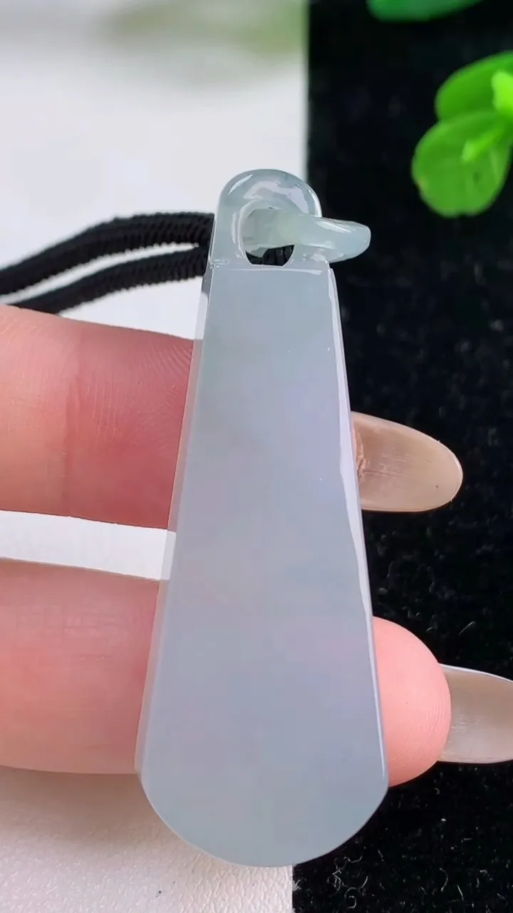 天然A货翡翠冰种飘花无事牌吊坠，尺寸50.3-17.5-6.5，重量:18.50g
11月18日