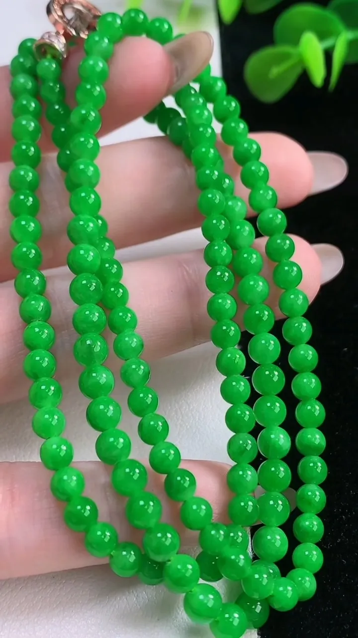 天然A货翡翠圆珠项链，尺寸4.2-4.7-142颗，重:21.31g
11月18日