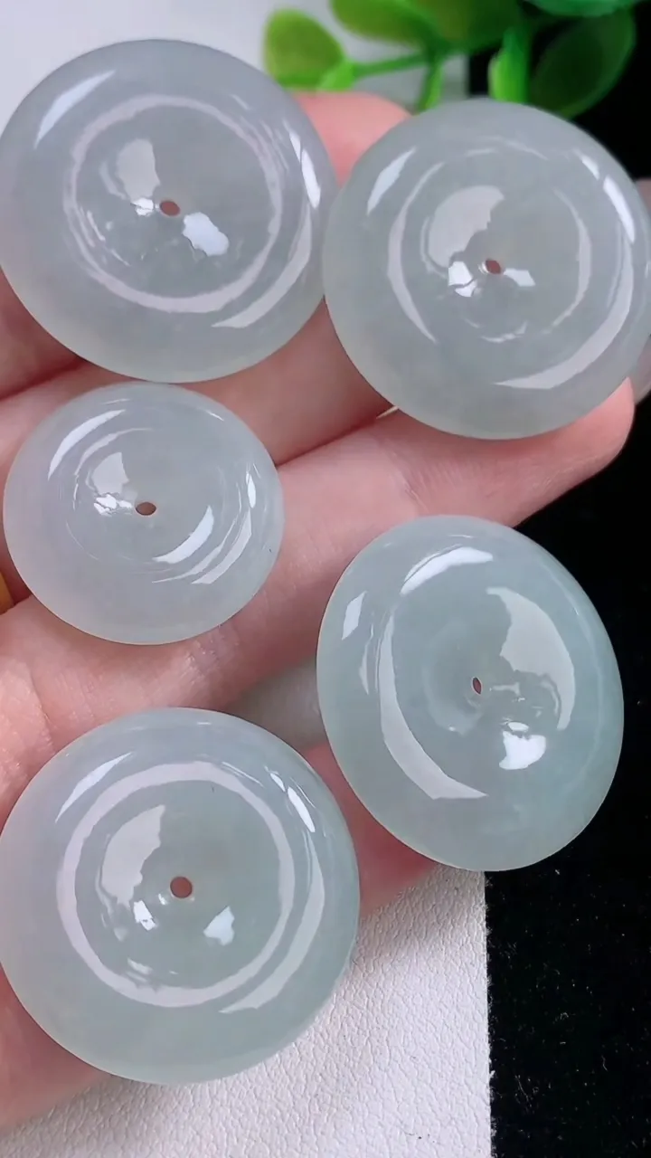 天然A货翡翠平安扣吊坠一手五个，尺寸28.3-5.6，重量:41.95g
11月18日