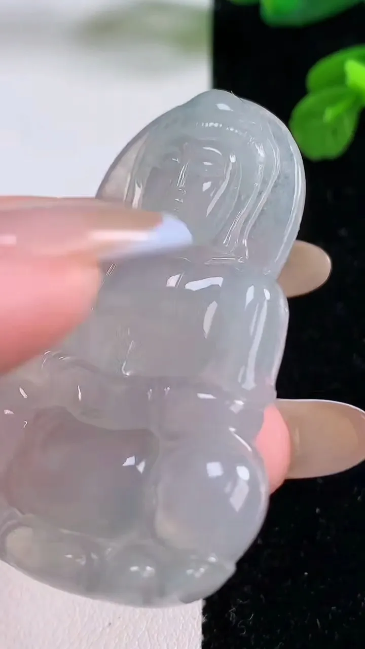 天然A货翡翠种白冰观音菩萨吊坠，尺寸52.4-34.5-5.2，重量:18.32g
11月18日