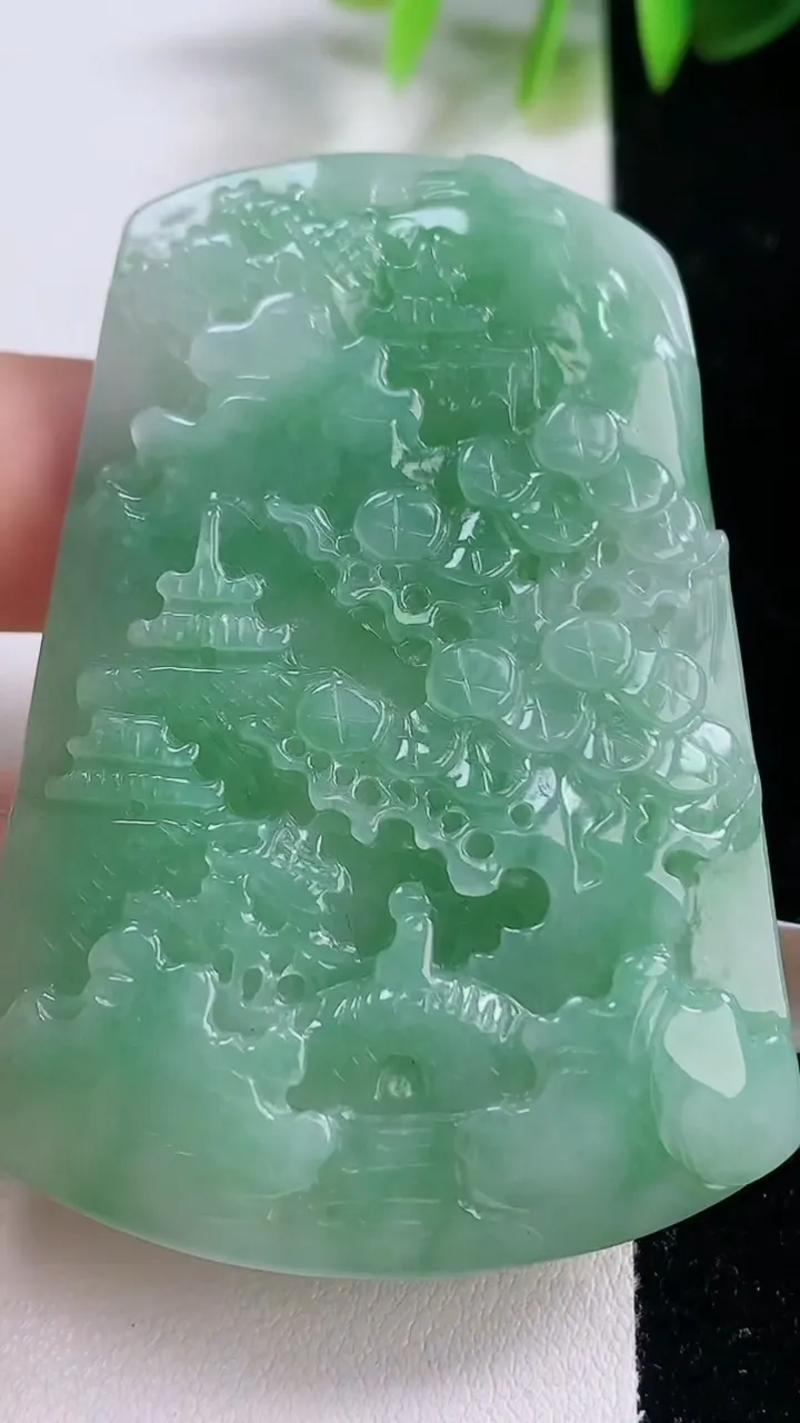 天然A货翡翠山水牌吊坠，尺寸61-42.8-6.8，重量:39.89g
11月18日