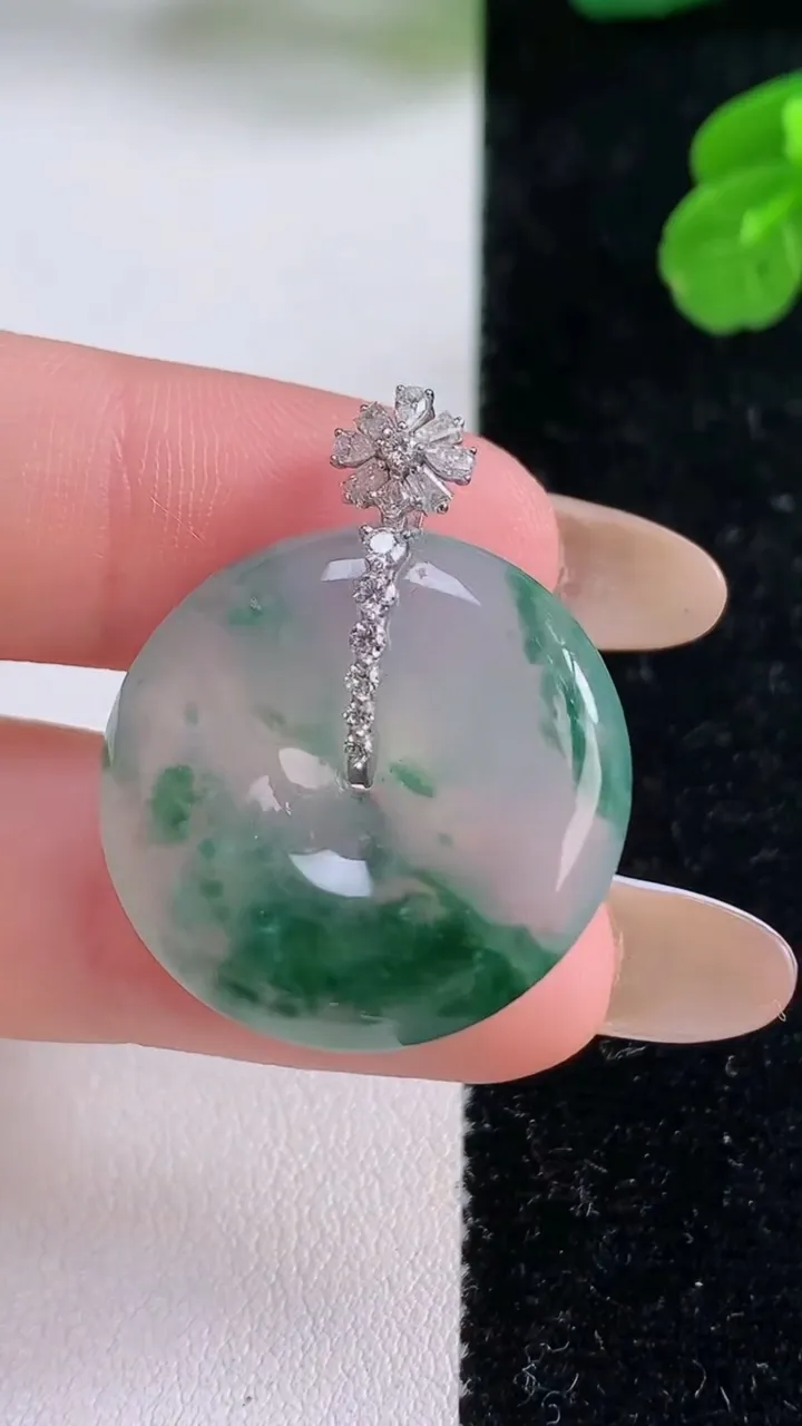 天然A货翡翠种飘花平安扣吊坠，尺寸24.3-5.6，重量:8.24g
11月18日