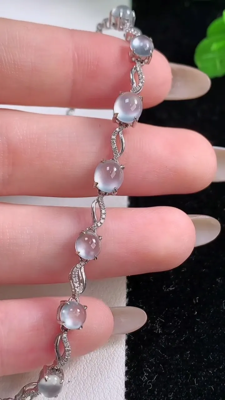 天然A货翡翠种白冰蛋面手链，尺寸5.8-4.9，重量:5.13g
11月18日