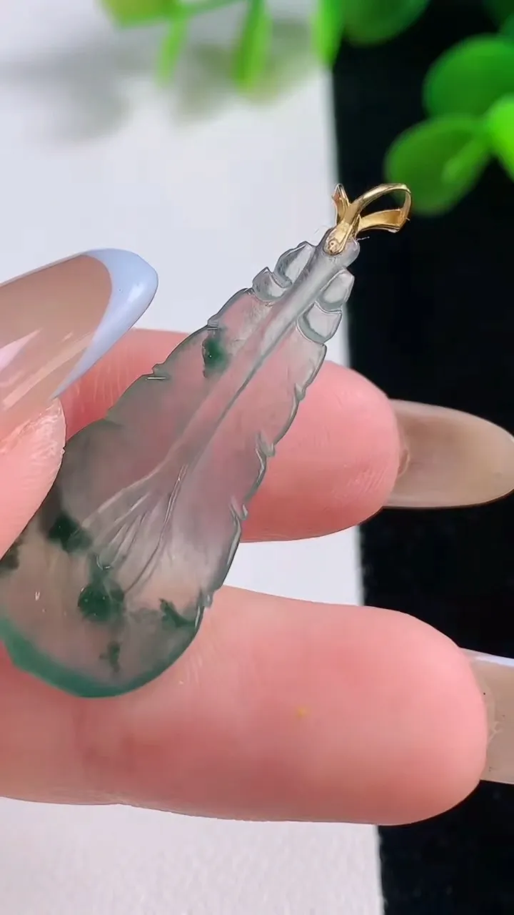 天然A货翡翠种飘花羽毛吊坠，尺寸30-14.7-3.7，重量:2.42g
11月18日