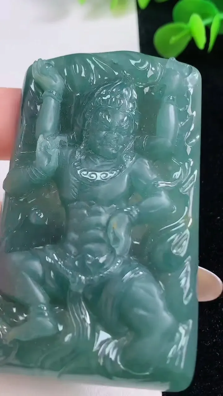 天然A货翡翠不动明王吊坠，尺寸71-43-10，重:59.08g
11月18日