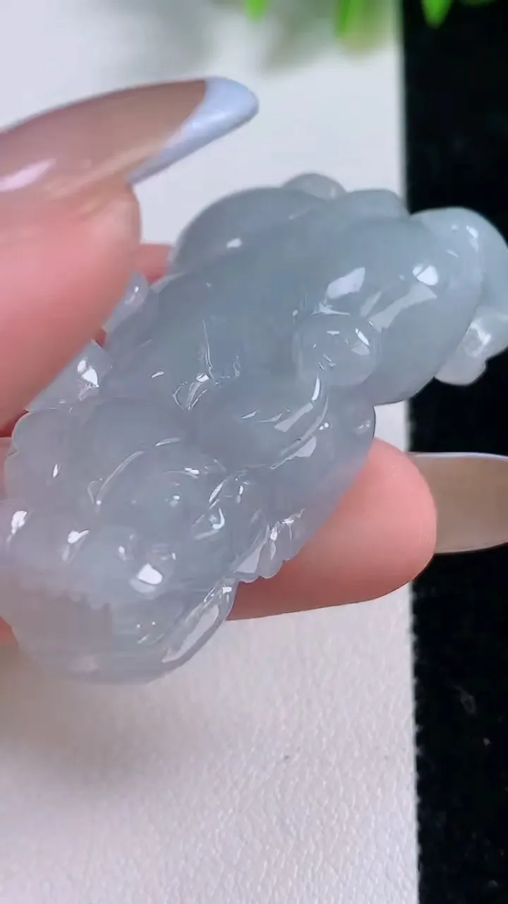 天然A货翡翠貔貅吊坠，尺寸47.2-23-12.7，重量:31.95g
11月18日