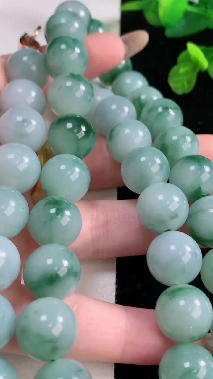 天然A货翡翠飘花圆珠项链，尺寸13-48颗，重量:189.83g11月18日
工厂直销收藏佳品,种好水足，色泽均匀，有种有色，上手高大气！