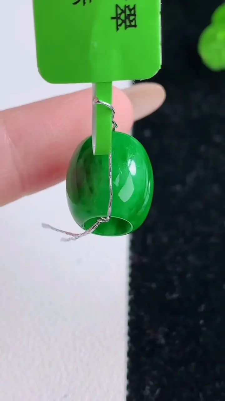 天然A货翡翠路路通吊坠，尺寸12.8-12.2，重量:3.06g
11月18日