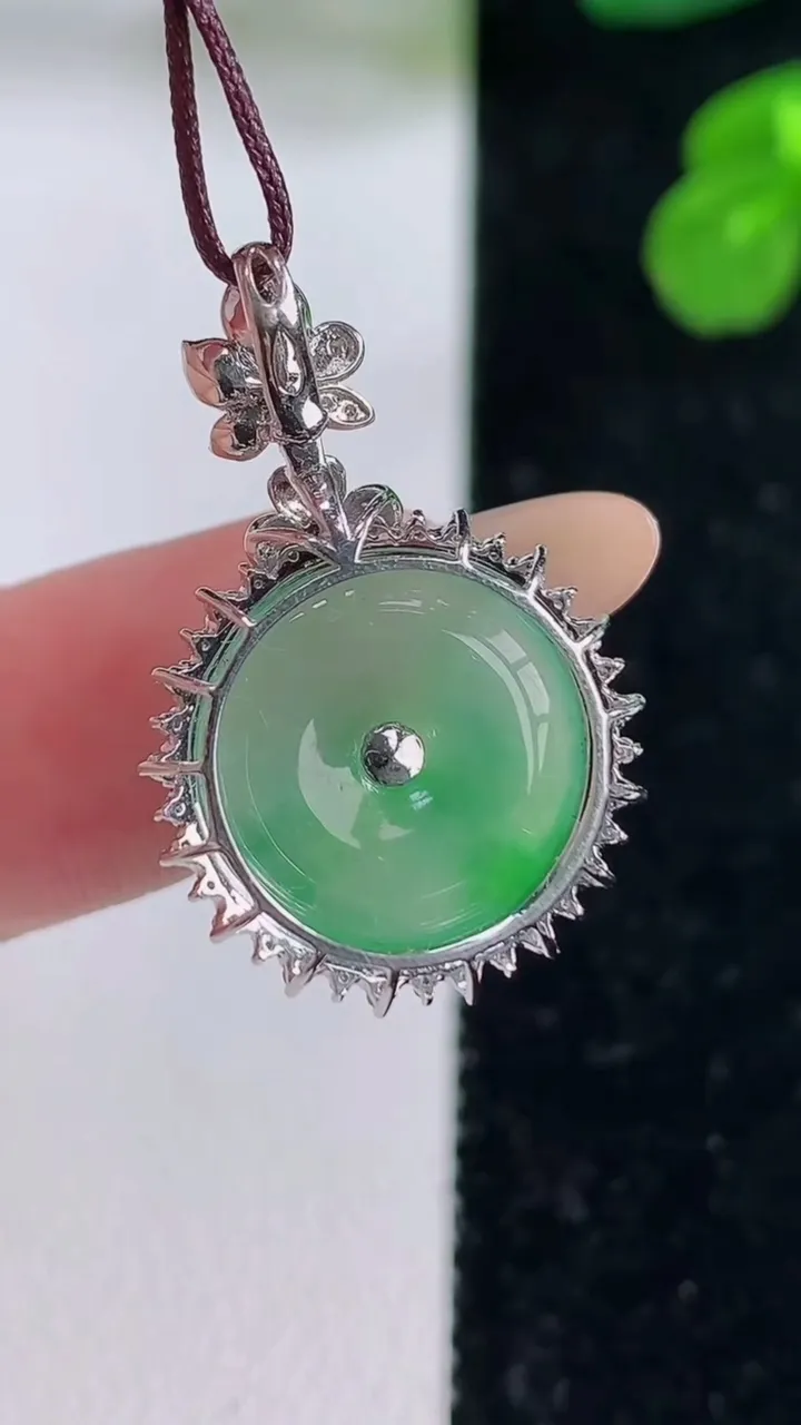 天然A货翡翠平安扣吊坠，尺寸26.7-16.5-6.4，重量:3.55g
11月18日