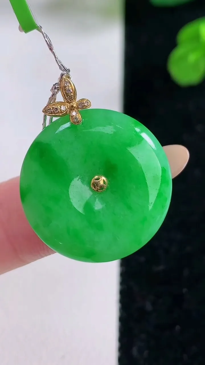天然A货翡翠平安扣吊坠，尺寸21.2-4.4，重量:4.90g
11月18日