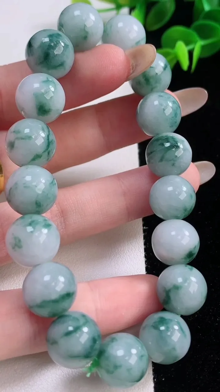 天然A货翡翠飘花圆珠手串，尺寸12-17颗，重:52.18g11月18日
工厂直销收藏佳品,种好水足，色泽均匀，有种有色，上手高大气！
