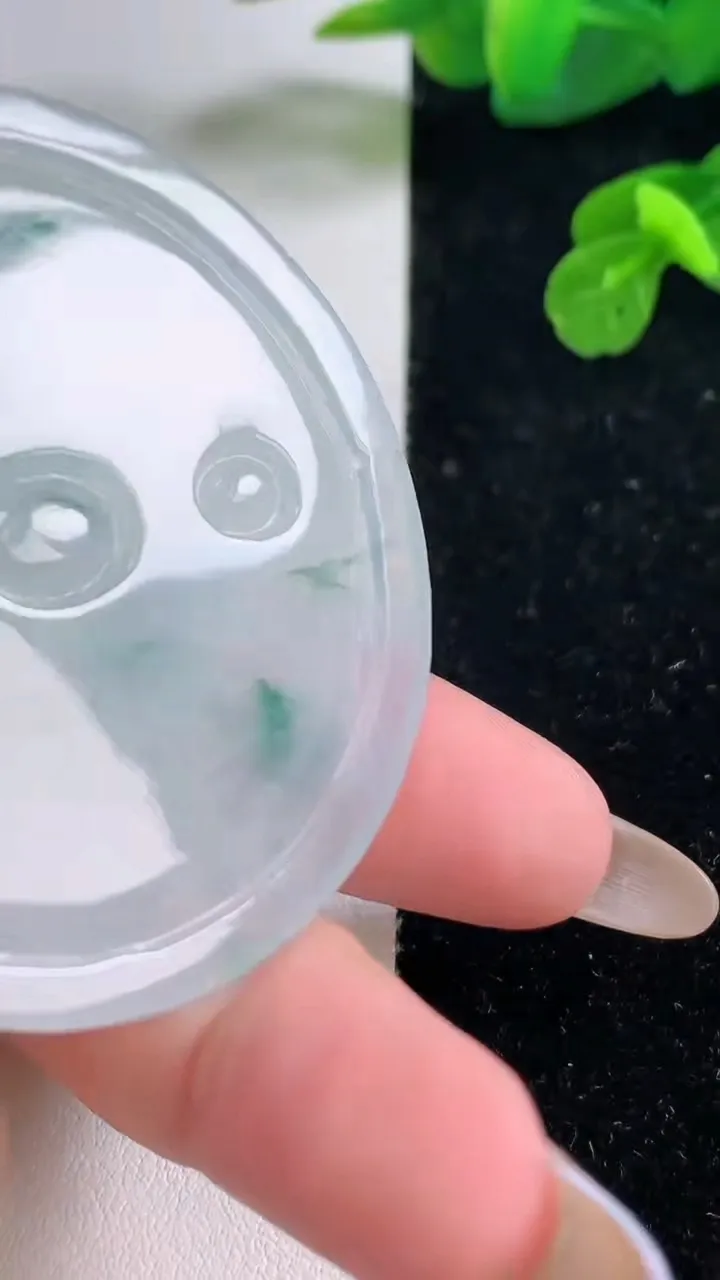 天然A货翡翠冰种飘花千手观音吊坠，尺寸55-5.7，重量:33.93g
11月18日