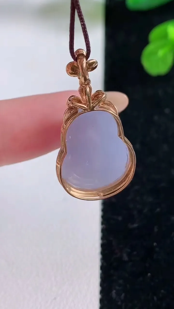 天然A货翡翠18K金紫罗兰葫芦吊坠，尺寸27.6-14.6-10，裸石18-13.3重量:4.46g
11月18日