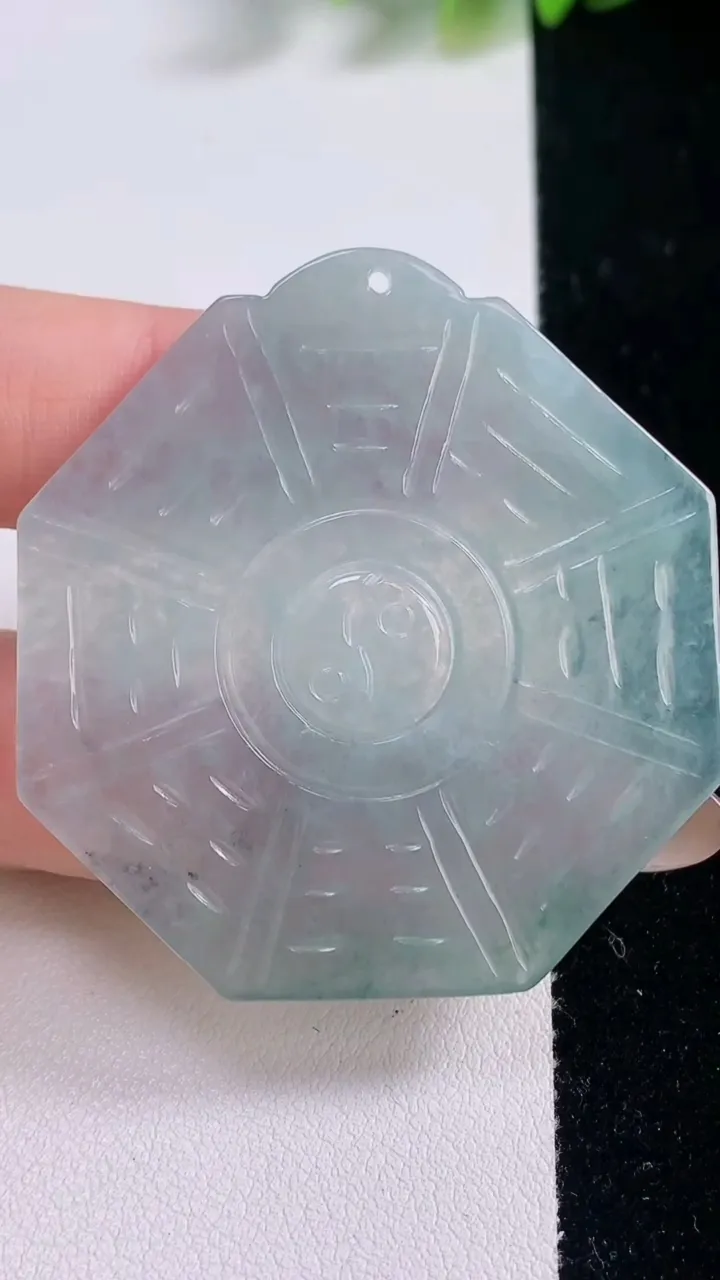 天然A货翡翠冰种飘花八卦牌吊坠，尺寸48.6-45.4-2.4，重量:14.06g
11月18日