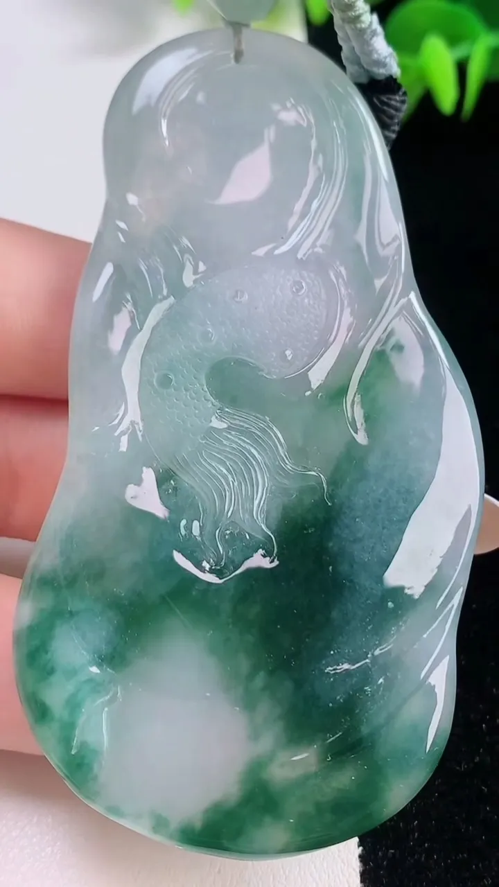 天然A货翡翠种飘花龙牌吊坠，尺寸76-39.2-8.5，重:48.34g
11月18日