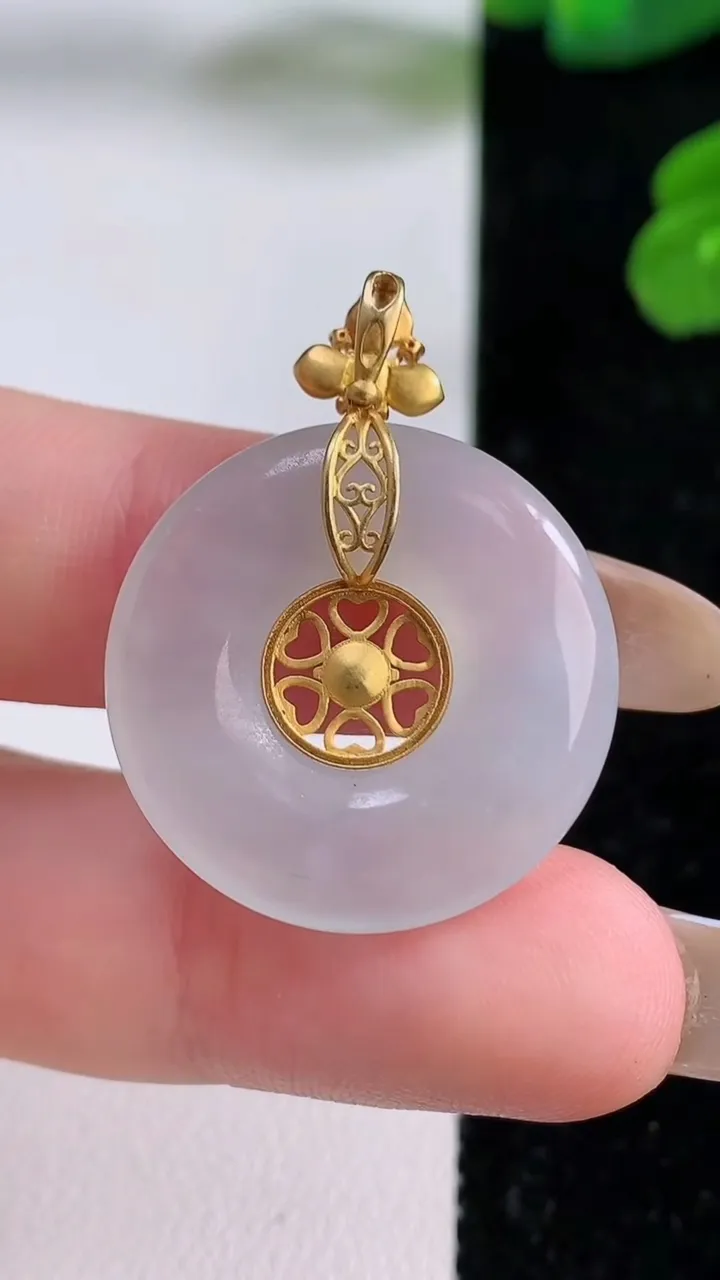 天然A货翡翠种白冰平安扣吊坠，尺寸24.3-3.8，重量:5.25g
11月18日