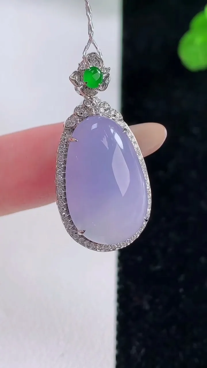 天然A货翡翠18K金紫罗兰福瓜吊坠，尺寸29.5-14.5-8.6，裸石18.8-11.8重量:3.67g
11月18日