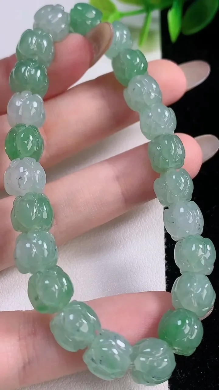 天然A货翡翠莲花手串，尺寸8.7-7.2-23颗，重量:27.08g11月18日
工厂直销收藏佳品,种好水足，色泽均匀，有种有色，上手高大气！