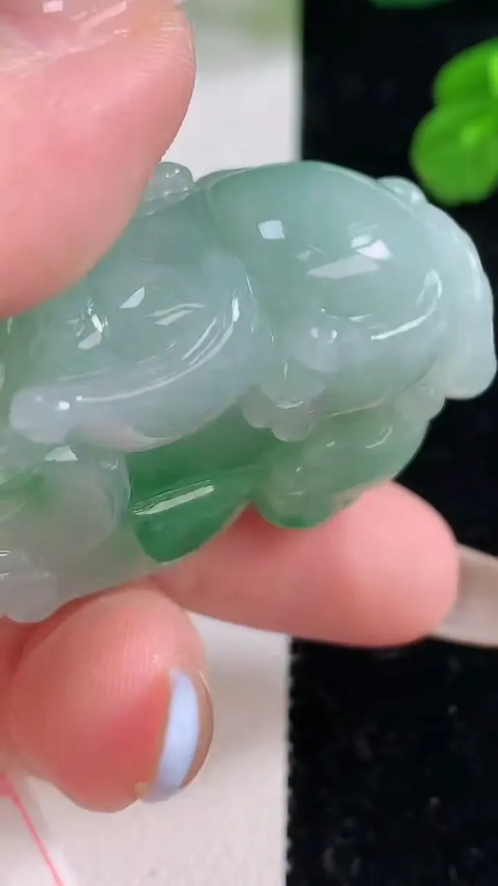 天然A货翡翠貔貅吊坠，尺寸44.7-26-19.6，重量:50.24g
11月18日