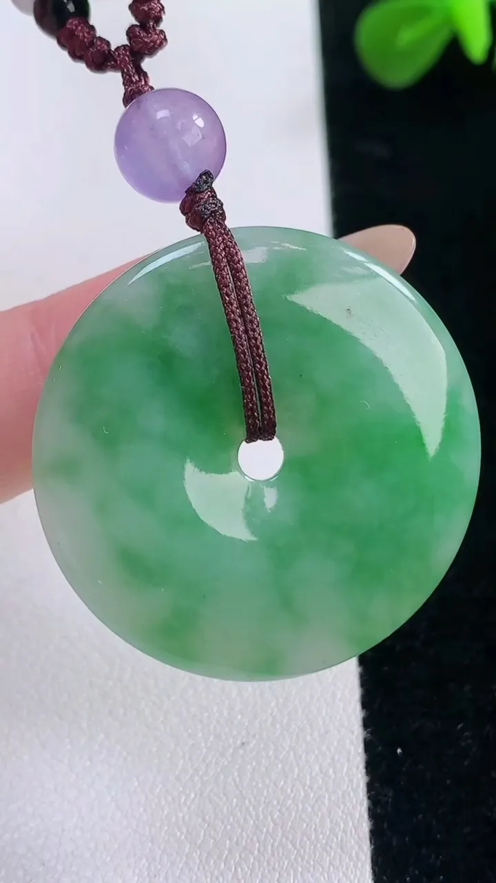 天然A货翡翠平安扣吊坠，尺寸33.8-4.5，重:6.58g
11月18日