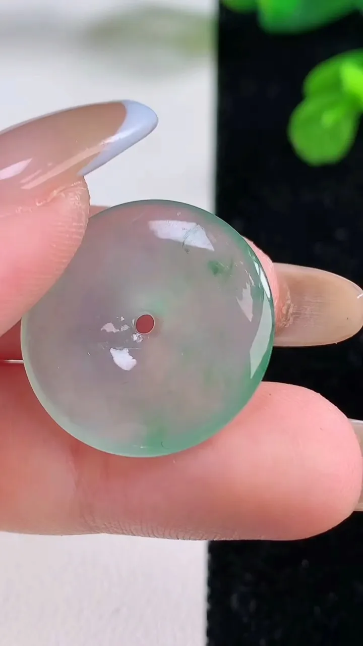 天然A货翡翠平安扣吊坠，尺寸22.6-3.7，重量:3.91g
11月18日