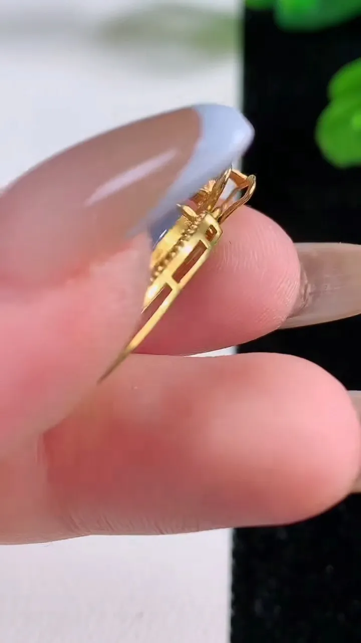 天然A货翡翠18K金紫罗兰葫芦吊坠，尺寸26-13-7.2，裸石17.3-11重量:2.77g
11月18日