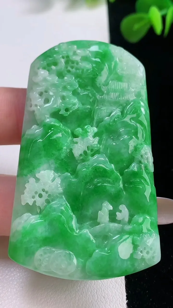 天然A货翡翠山水牌吊坠，尺寸62-37-6，重:29.81g
11月18日