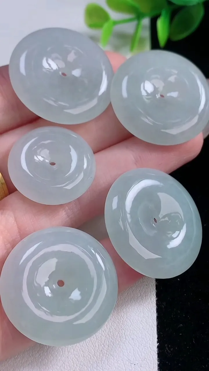 天然A货翡翠平安扣吊坠一手五个，尺寸28.3-5.6，重量:41.95g
11月18日