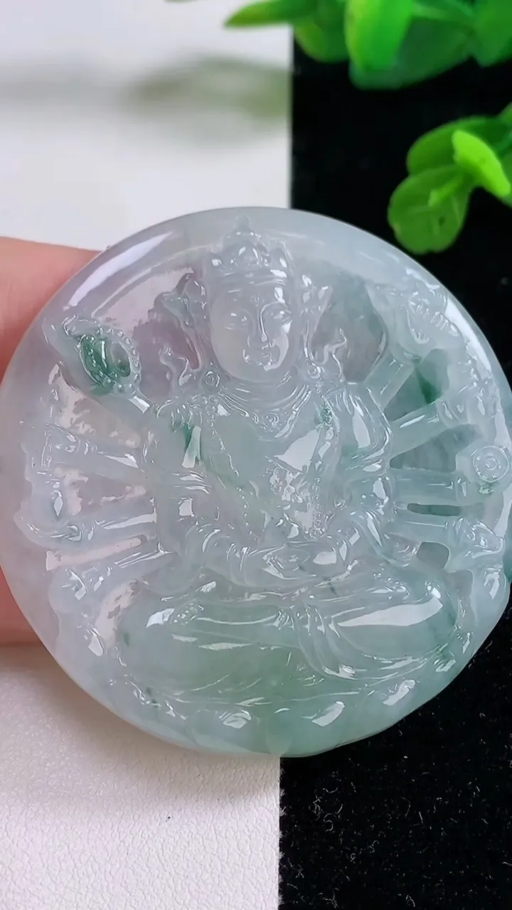 天然A货翡翠冰种飘花千手观音吊坠，尺寸55-5.7，重量:33.93g
11月18日