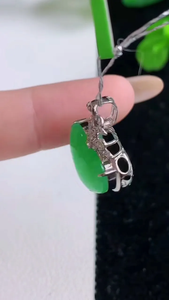 天然A货翡翠爱心吊坠，尺寸22.3-15.3-7.7，裸石12-14.3重量:2.41g
11月18日