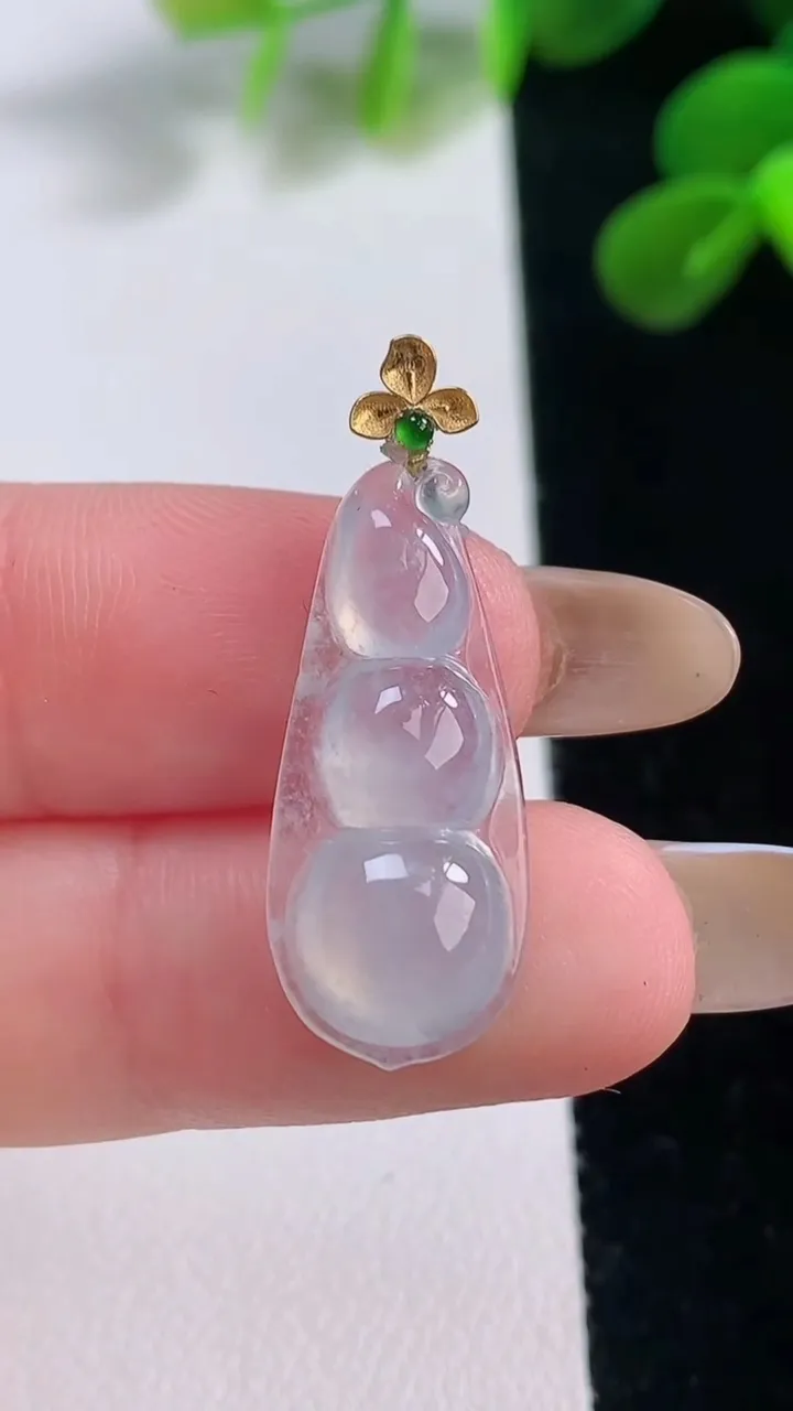 天然A货翡翠种白冰福豆吊坠，尺寸23-11-4.9，重量:1.98g
11月18日