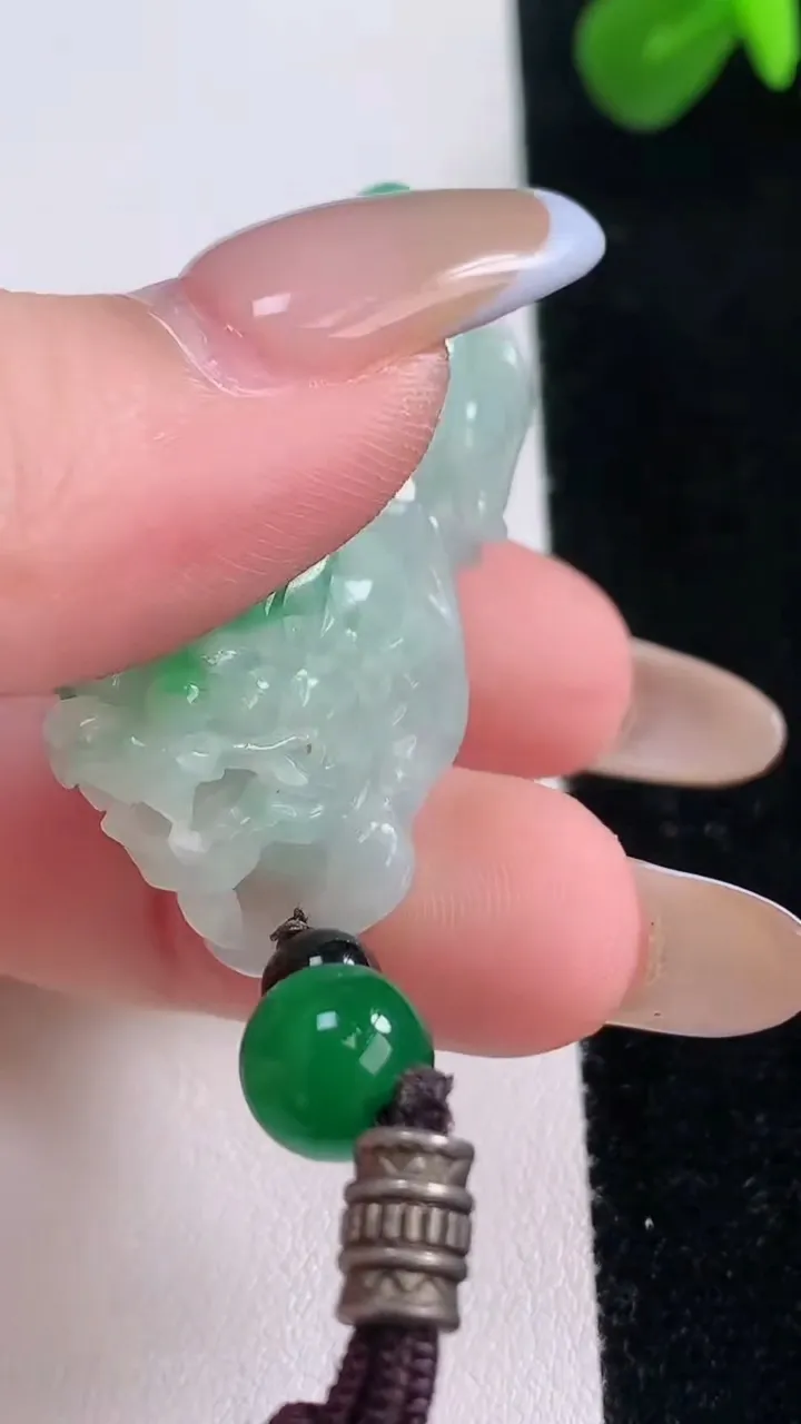 天然A货翡翠貔貅吊坠，尺寸38.4-14.3-17.5，重:17.55g
11月18日