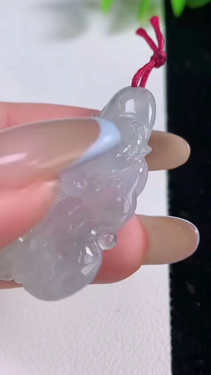 天然A货翡翠年年有余吊坠，尺寸38.2-21.6-3.6，重量:6.44g
11月18日